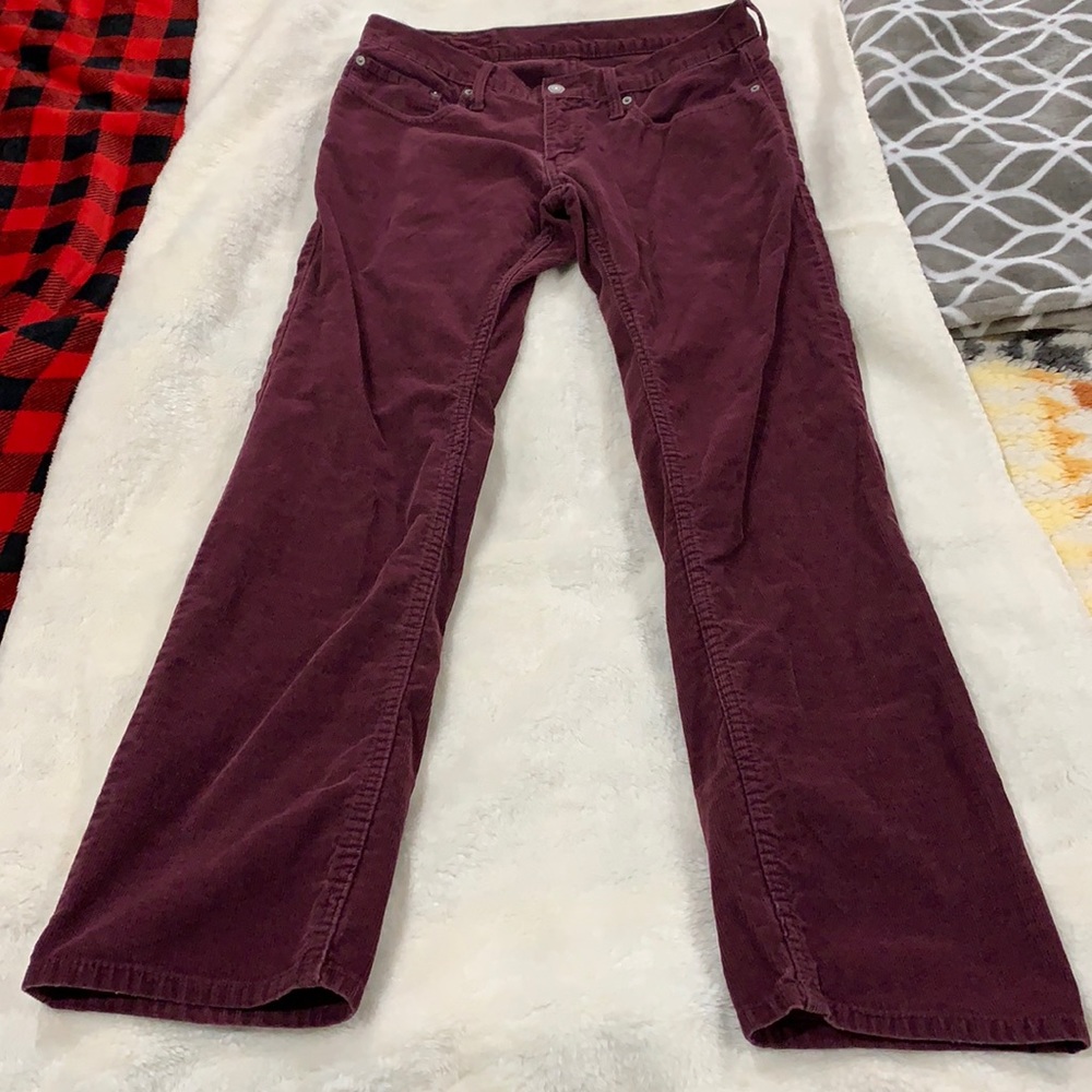 Men’s Burgundy corduroy Levi straight leg pants